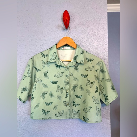 Butterfly Patterned Button-Up Collared Crop-Top - Picture 1 of 7